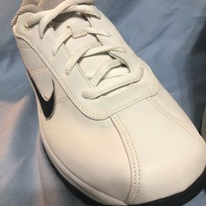 Nike Youth Golf Shoes Sz  5Y. Style 311621-101 White/Black.